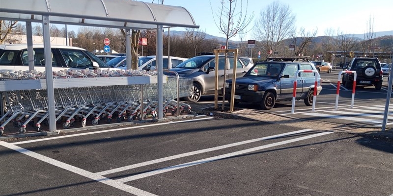 Passaggio pedonale cercasi: al parcheggio della Coop vincono le auto!