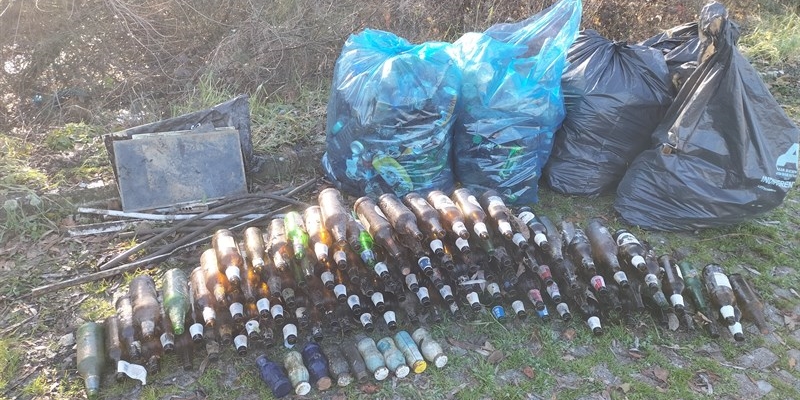 San Piero: i volontari ripuliscono il parcheggio FS, rimosse oltre 140 bottiglie di vetro e un televisore
