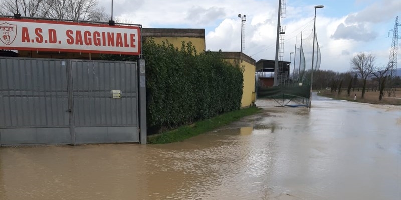 Emergenza maltempo, ancora una volta il fiume ricopre il campo di Sagginale: i volontari si appellano al Comune per trovare un’area diversa per l’impianto sportivo