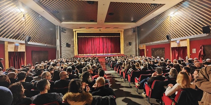 Esilarante Jonathan Canini al corsini con “vado a vivere con me”