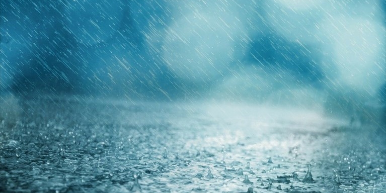 Forte pioggia a Firenze e nel metrocittà le strade si riempiono d’acqua. Chiusure e disagi