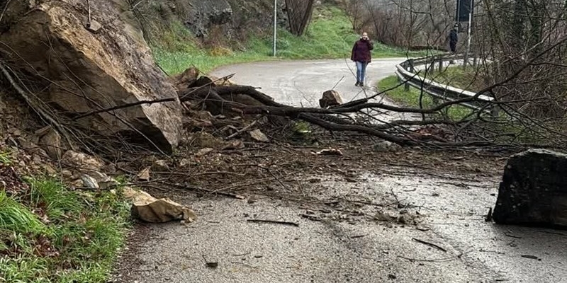 Frana a Colognole: strada chiusa su via del Palagio, Polizia locale sul posto