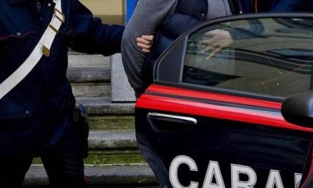 Grave accoltellamento in un centro di accoglienza a Firenze: fermato l’indiziato con accusa di tentato omicidio