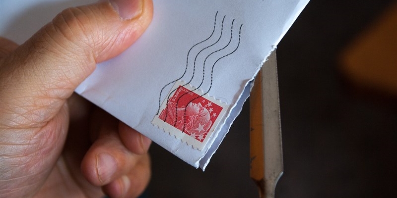 Lettera in redazione. Piste ciclabili e pensiline in mezzo alla strada, scelta discutibile?