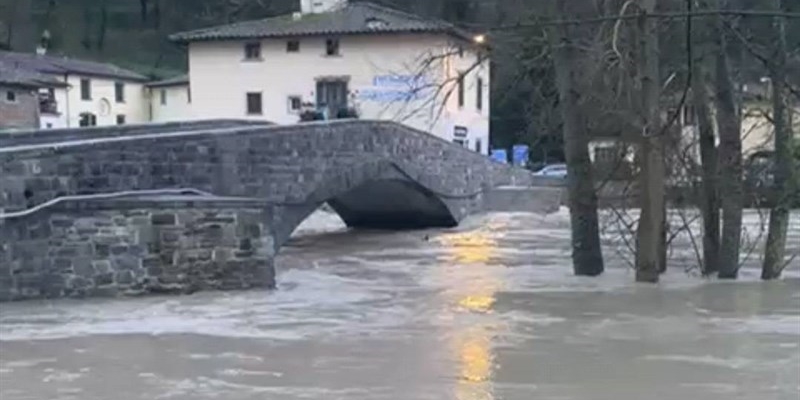 Allerta meteo, copiose piogge nella notte in Mugello: tutte le criticità dei Comuni della zona. Palazzuolo isolata dalla Toscana per frana