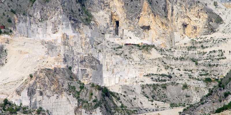 “Basta svendere le montagne! Sinistra Italiana all’attacco: fermiamo la distruzione delle Alpi Apuane”