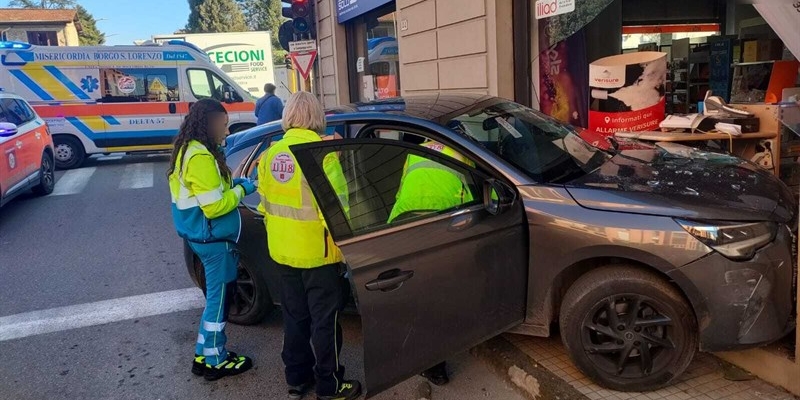 Brutto incidente a Borgo San Lorenzo, l’auto finisce contro la vetrina di un negozio