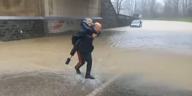 Carabiniere salva un’anziana intrappolata nell’acqua a Borgo San Lorenzo