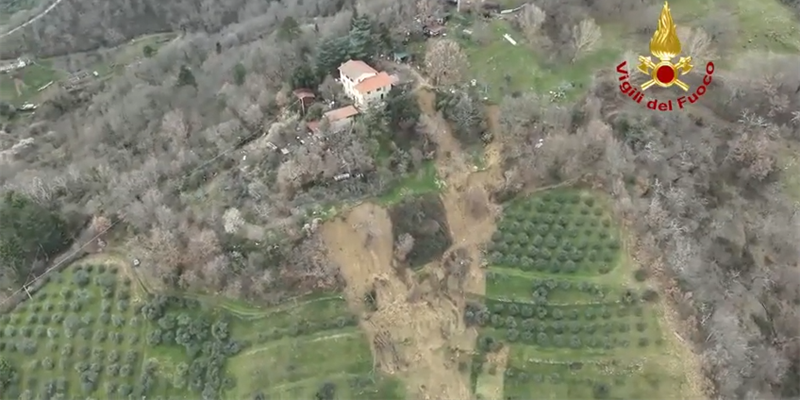 Frane a Ronta: intervento dei Vigili del Fuoco con droni ed elicottero per evacuazioni