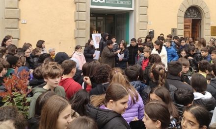 L’angolo della poesia. I giovani di Borgo San Lorenzo protagonisti in piazza