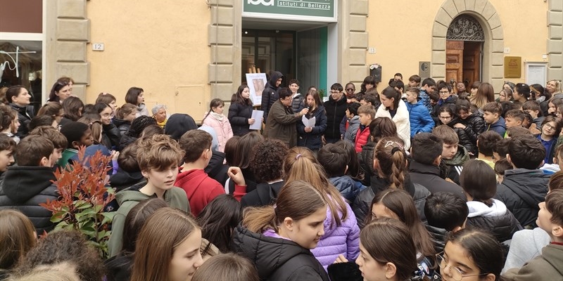 L’angolo della poesia. I giovani di Borgo San Lorenzo protagonisti in piazza