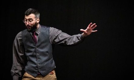 L’artigiano/attore Beppe Allocca e la sua “Genesi del rigenero”. Successo anche per il terzo appuntamento al Corsini
