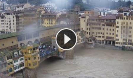 Maltempo su Firenze: l’Arno supera il livello di guardia, allagamenti e disagi in città