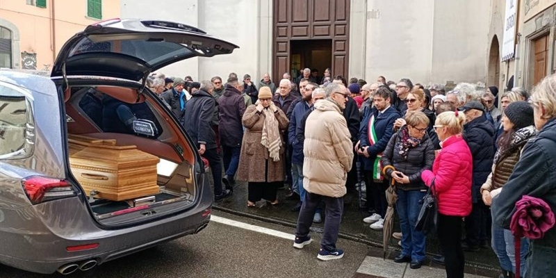 Marradi dà l’ultimo saluto a Giampaolo “Pape” Gurioli: una folla commossa ai funerali
