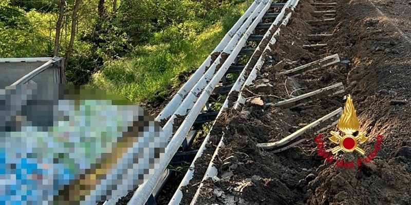 Autostrada A1, mezzo pesante si ribalta nella scarpata