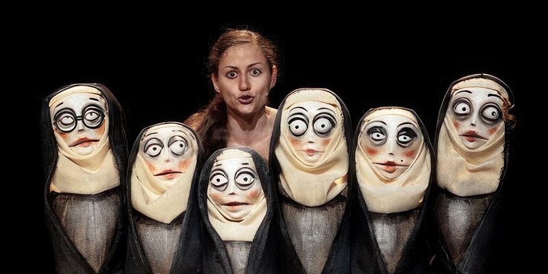 Grandiosa Marta Cuscunà in “La semplicità ingannata – Satira per attrice e pupazze sul lusso d’esser donne”