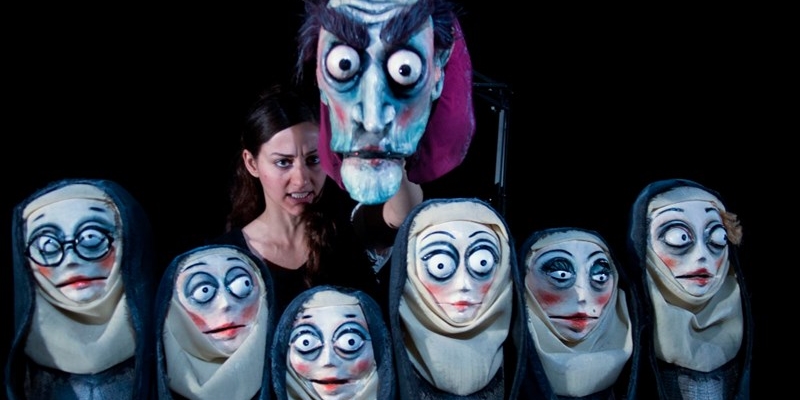 Teatro Corsini, Marta Cuscunà in “La semplicità ingannata”: satira per attrici e pupazze sul lusso d’esser donne