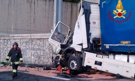 Incidente in A1 nella galleria Puliana: camion contro il cordolo, intervengono i Vigili del Fuoco