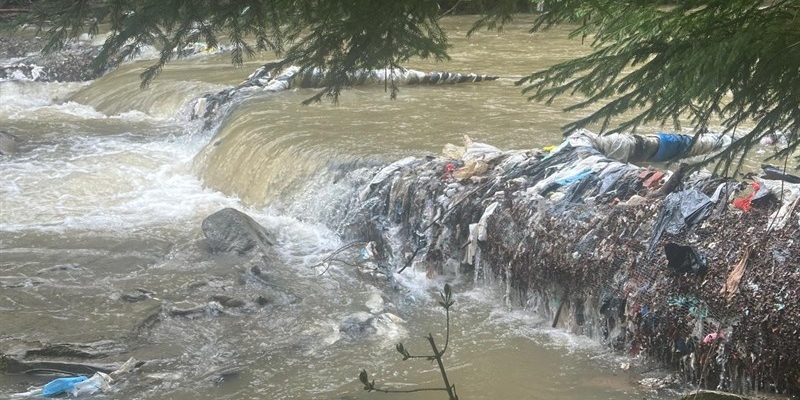 Rimozione dei rifiuti dal torrente Rovigo. Operazione straordinaria con elicottero