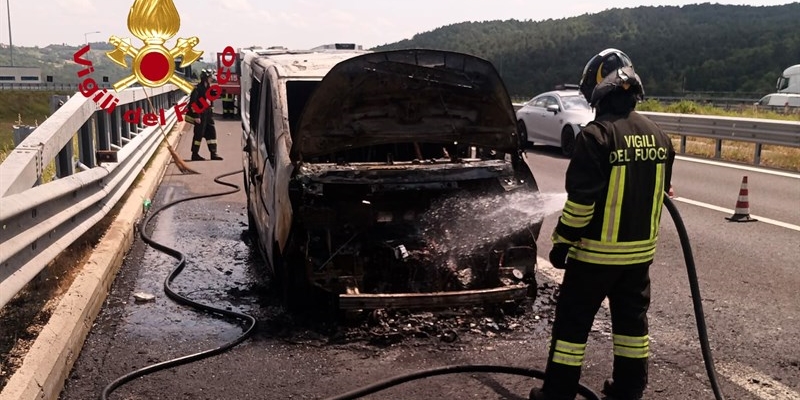 A1 Barberino – Incendio di un furgone – Per fortuna nessun danno a persone