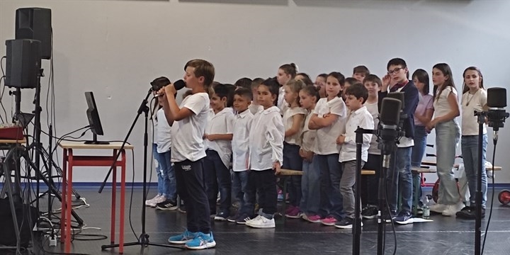 i piccoli solisti in concerto al bar centrale di palazzuolo