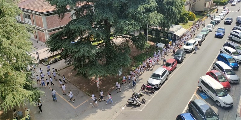 Ultimo giorno di scuola alla primaria di via Leonardo Da Vinci tra abbracci, canti e bandiere della pace