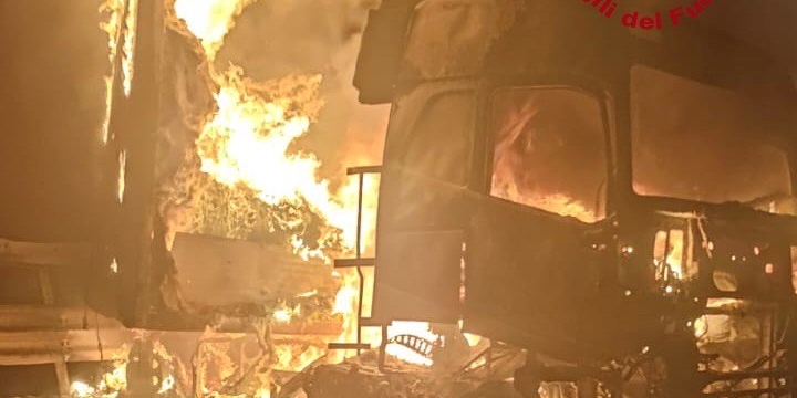 Due incendi nella notte sull’A1 e intervento in città: notte intensa per i Vigili del Fuoco di Firenze