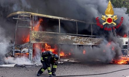 Incendio a Calenzano, pullman in fiamme sulla SP8: conducente in ospedale