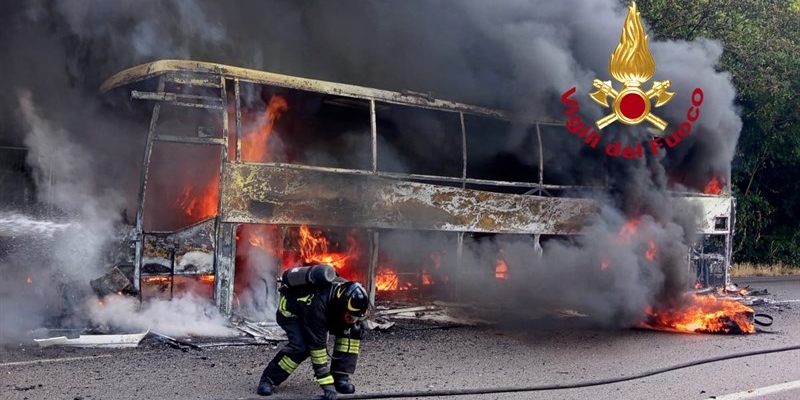 Incendio a Calenzano, pullman in fiamme sulla SP8: conducente in ospedale