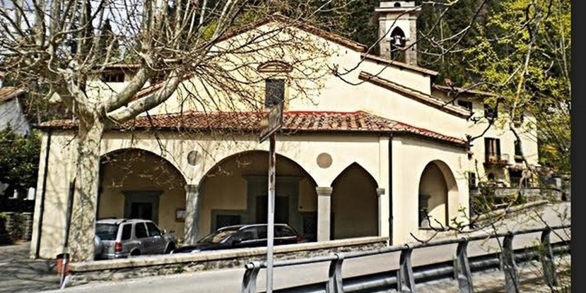 Il piazzale del santuario della Madonna dei Tre Fiumi assaltato dalle auto