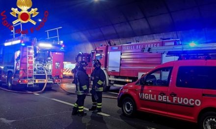 Incendio in galleria sull’A1 a Barberino: mezzo pesante in fiamme, persone rifugiate nei varchi di sicurezza