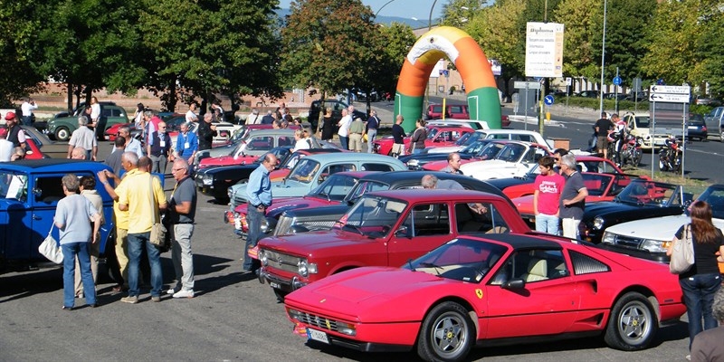 Auto d’epoca in parata. Dal giro turistico del mugello alla piazza dei Vicari