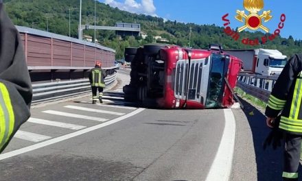 Barberino del Mugello, cisterna si ribalta sulla A1: chiuso lo svincolo in uscita