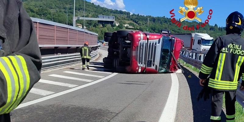 Barberino del Mugello, cisterna si ribalta sulla A1: chiuso lo svincolo in uscita