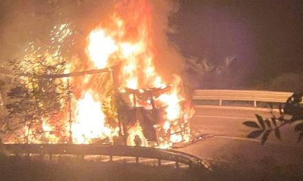Incendio a un camion sulle Croci: intervento dei vigili del fuoco questa mattina
