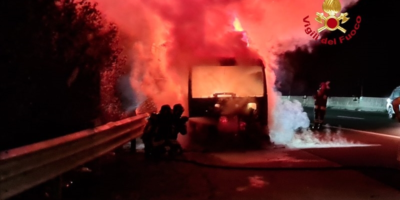 Maxi-incendio sull’A1, autostrada chiusa in direzione sud