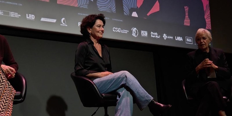 Bagno di folla al Cinema La Compagnia per la presentazione di “Anna”. La Magnani rivive nello sguardo di Monica Guerritore.