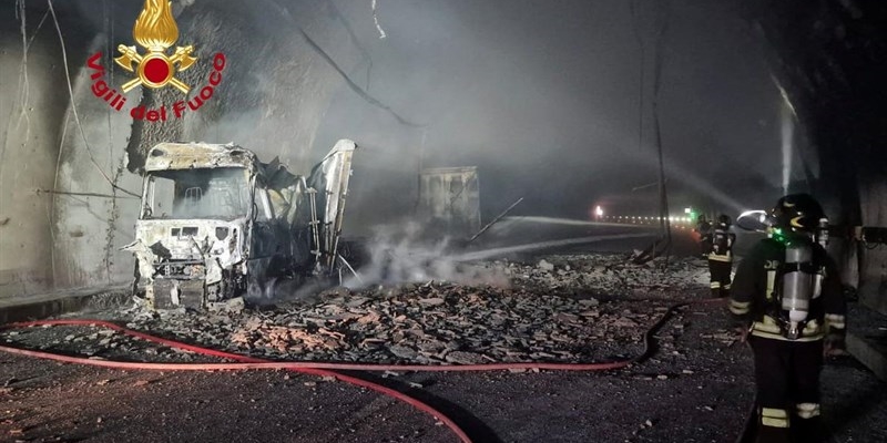 Barberino di Mugello, incendio nella notte in galleria sulla A1. Autotreno distrutto, chiusa la Panoramica