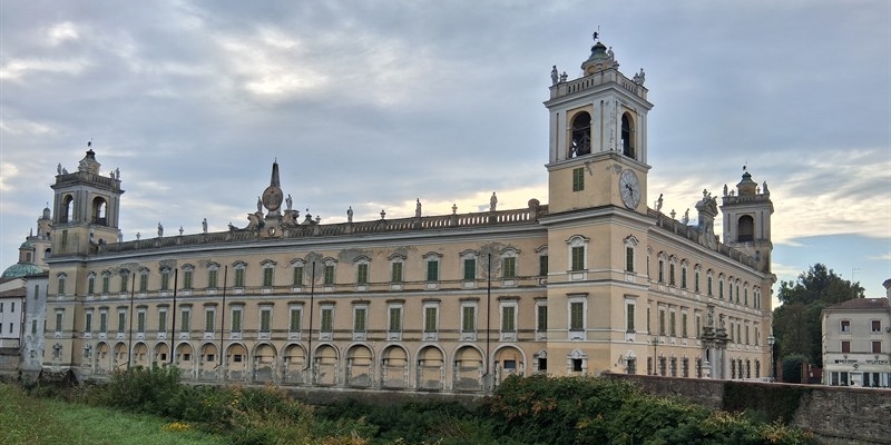 La misericordia di Firenzuola in visita alla reggia di Colorno per rinsaldare l’amicizia con il parmense