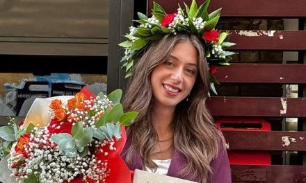 Patrizia Aprigliano si laurea con lode a Firenze: una tesi che celebra la bellezza della scrittura a mano nell’era digitale