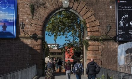 Tim Burton protagonista alla XV Florence Biennale con la mostra “Light and Darkness”