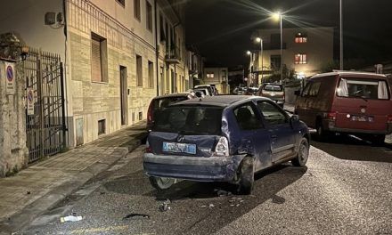 Incidente notturno in via Gorizia: un’auto in corsa distrugge una Clio parcheggiata