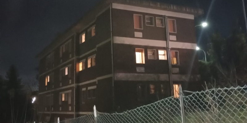 Luci accese e nuovi inquilini nell’ex palazzina FS accanto alla stazione ferroviaria