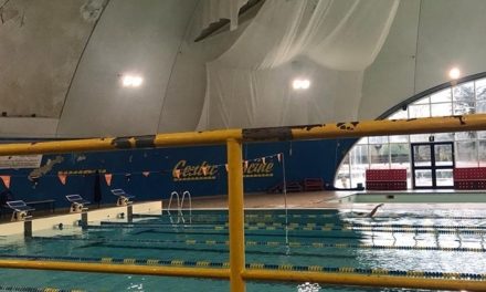 Scelte inaccettabili nella gestione della Vivi Lo Sport – Fratelli d’Italia all’attacco – Assunzioni e sprechi mentre il Comune stanzia 515 mila euro per le piscine