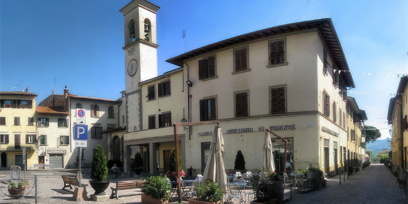 A Vicchio la bandiera della palestina sul puntale dell’albero di natale