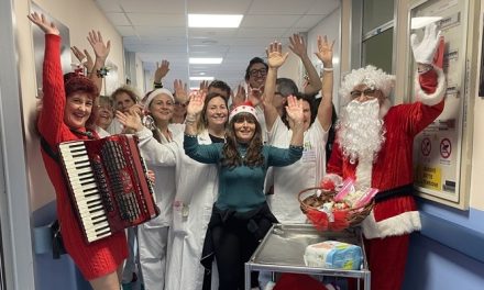Babbo Natale in corsia per i più piccoli: doni, musica e sorrisi all’ospedale di Borgo San Lorenzo. Il video