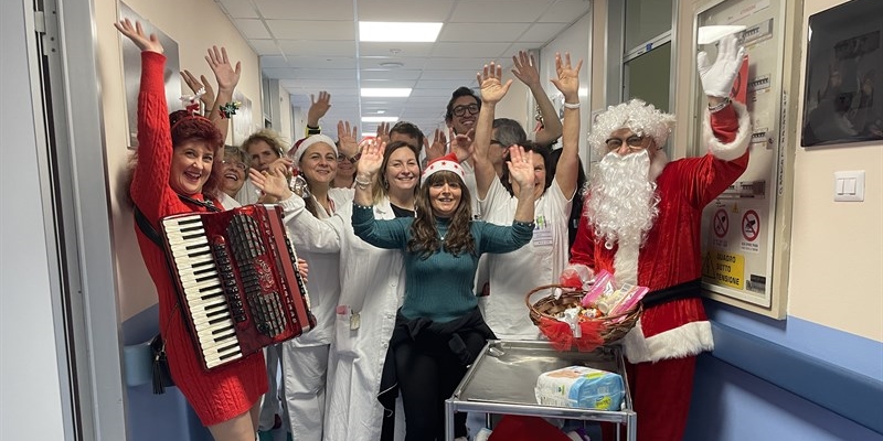 Babbo Natale in corsia per i più piccoli: doni, musica e sorrisi all’ospedale di Borgo San Lorenzo. Il video