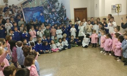 Cerimonia natalizia alle Stimmatine. Canti, accensione dell’albero e ringraziamenti