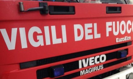 Incendio a Firenzuola, in fiamme il tetto di una abitazione: casa inagibile