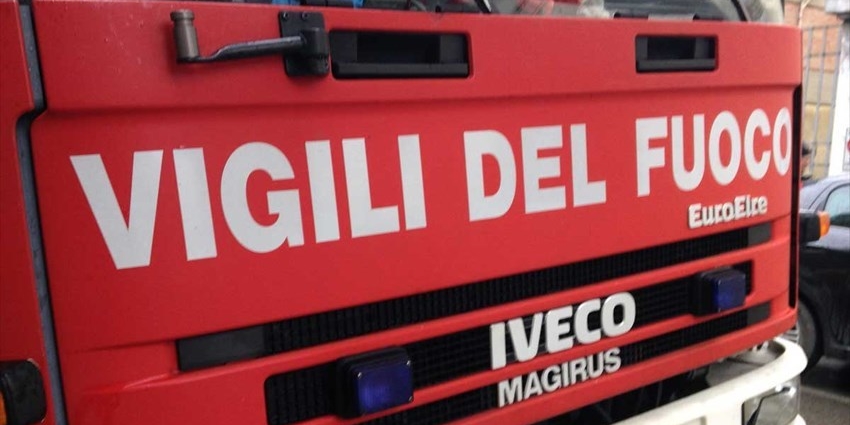Incendio a Firenzuola, in fiamme il tetto di una abitazione: casa inagibile